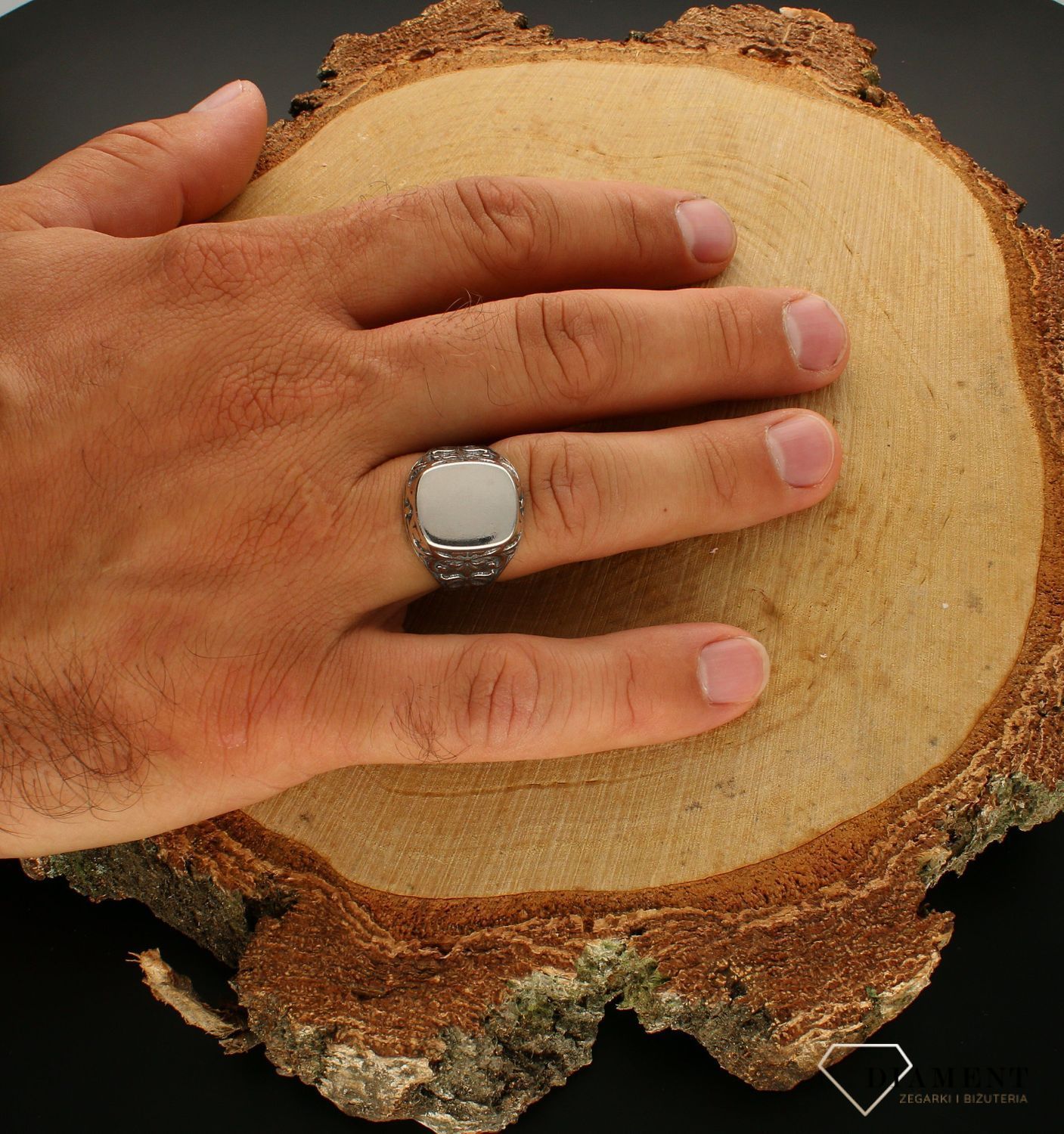 Pierścionek srebrny gładki 925 sygnet z ozdobnym tłoczeniem  DIA--PRS-400508 AT-925. Wyjątkowy pierścionek wykonany ze srebra, ozdobiony srebrną, gładką, blaszką  i ozdobnym tłoczeniem po bokach. Wiecznie modne wzory, które .jpg